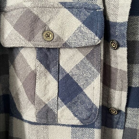 Field & Stream Navy and Gray Plaid Button Up Flannel in Size L - Picture 4 of 12